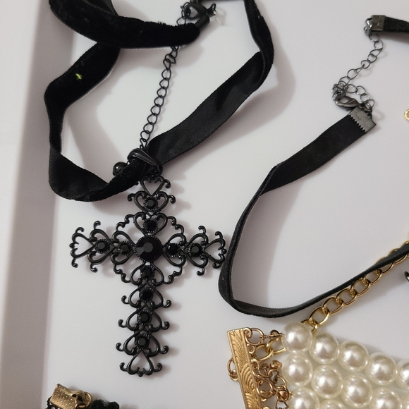 13 Pc Halloween Gothic Jewelry Lot Chokers Necklace Bracelet Skulls Cross Pearl - Picture 2 of 16